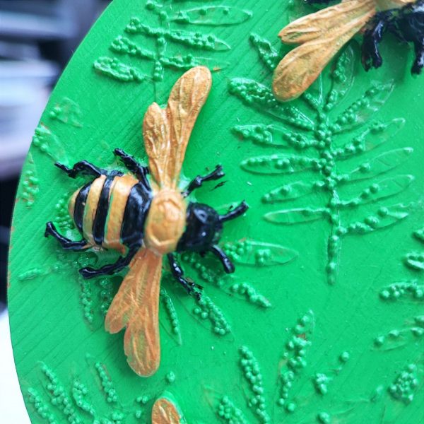 Buzzing Beauty: 3D Bee Garden Wood Slice Art - Image 3